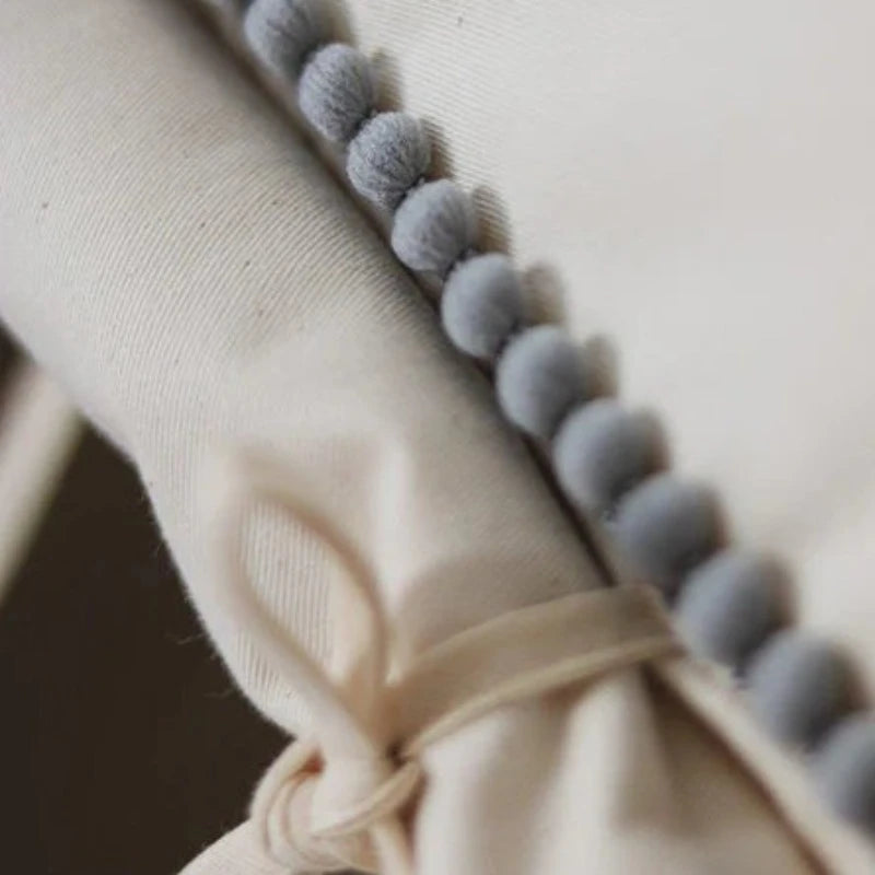 tipi-pompons-gris-fenetre