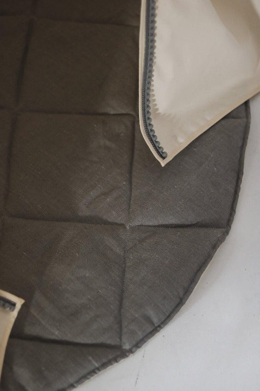 Tente-Tipi-Gris-avec-Pompons-tapis
