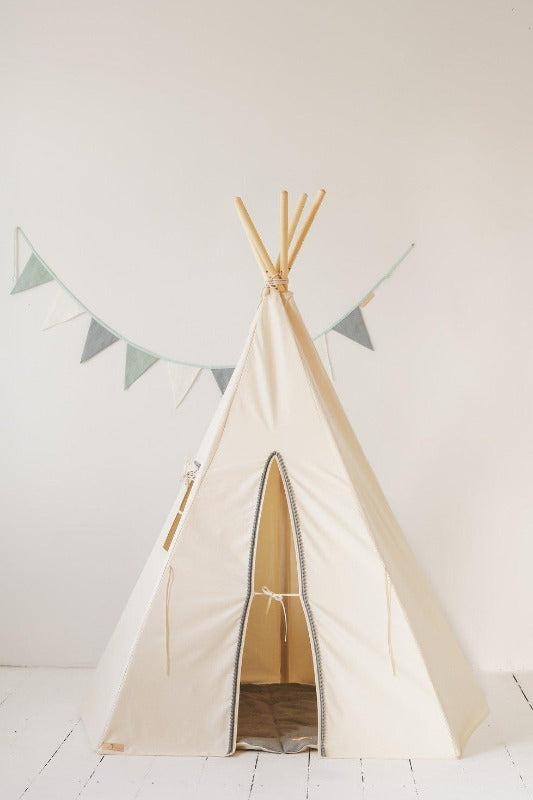 Tente-Tipi-Gris-avec-Pompons-maison-enfant