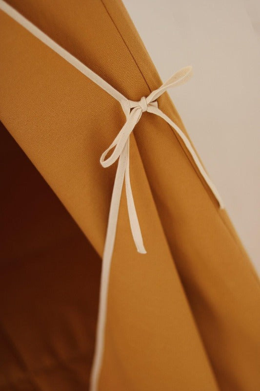 Tente-Tipi-Ocre-attache-tissu