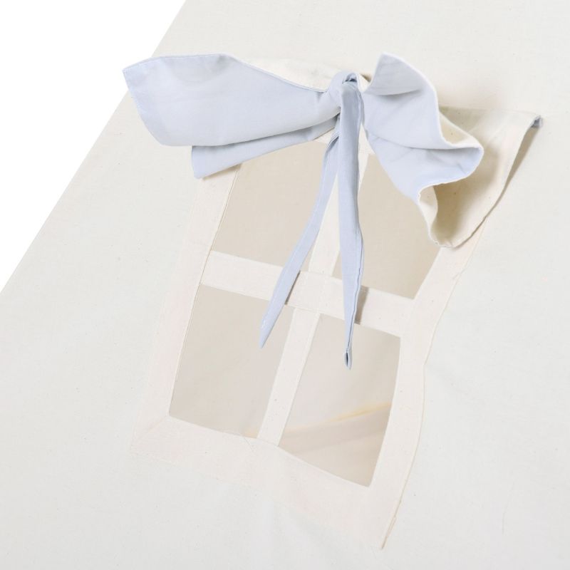 detail-fenetre-rideau-bleu-tipi-enfant