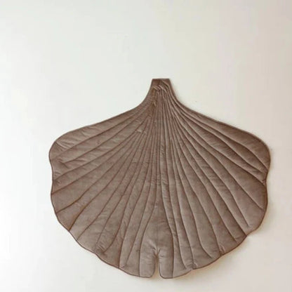 tapis-feuille-beige-fonce-sol-eveil-enfant-suspendu