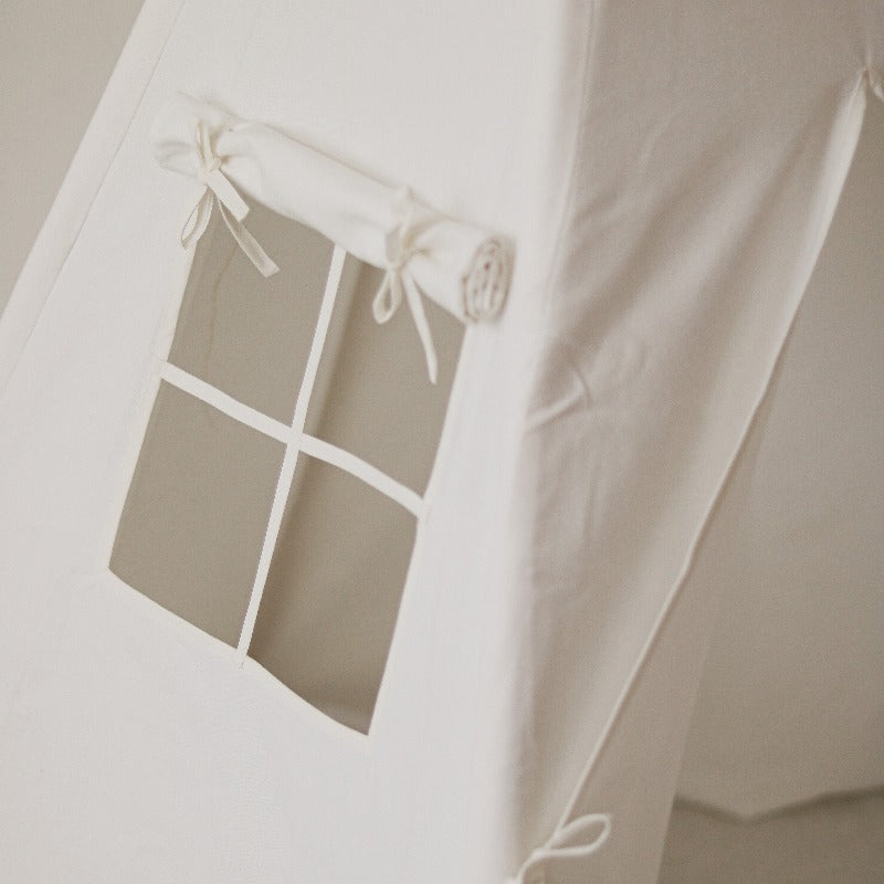 tipi-blanc-neige-avec-tapis-sol